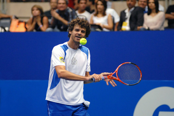 Gustavo Kuerten, um dos tenistas brasileiros mais famosos, em partida de tênis.