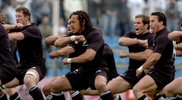 Seleção de rugby da Nova Zelândia fazendo o haka.