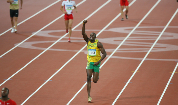 Usain Bolt correndo, o homem mais rápido do mundo da história do atletismo.