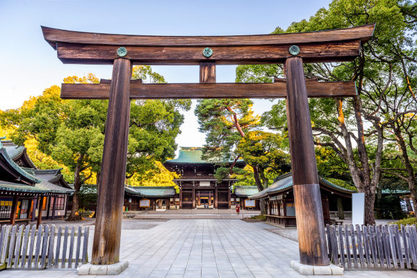 Torii na entrada do Santuário Meiji, templo xintoísta localizado em Tóquio, no Japão.