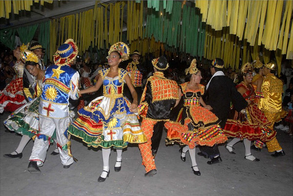 Pessoas dançando quadrilha, um dos 10 itens que não podem faltar na Festa Junina.