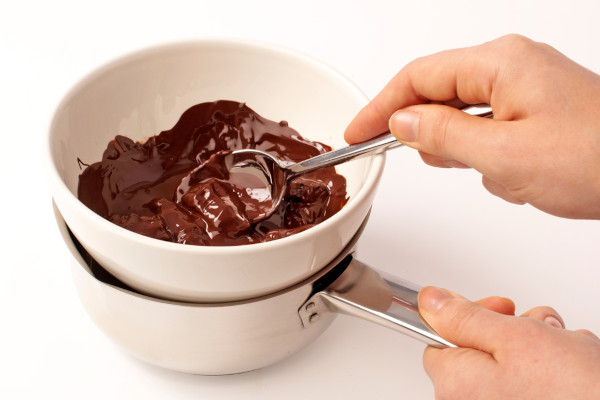 Chocolate em banho-maria, técnica inventada por uma praticante da alquimia.