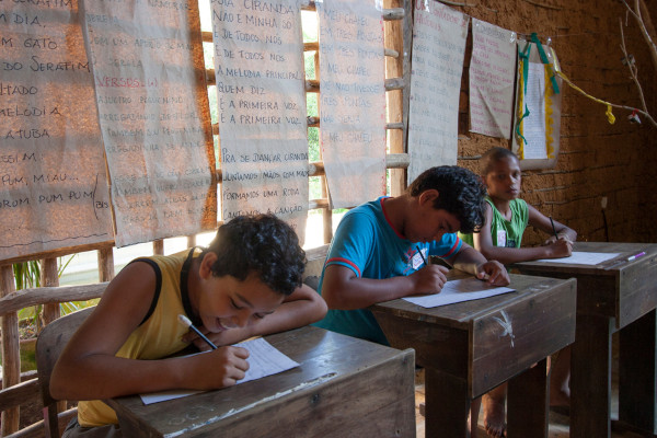 Alunos em escola de taipa na Bahia, em textos sobre a educação no Brasil.