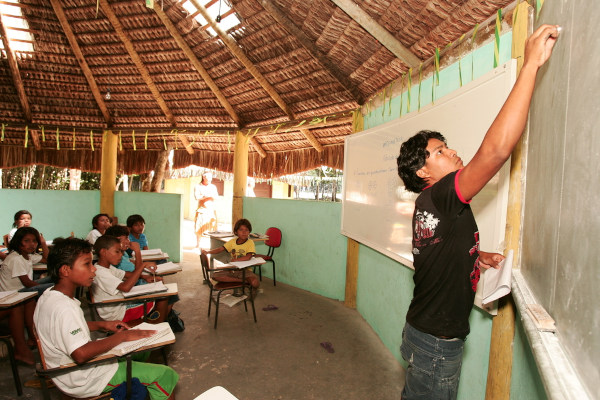 Escola em uma comunidade indígena na Bahia, em texto sobre educação no Brasil.