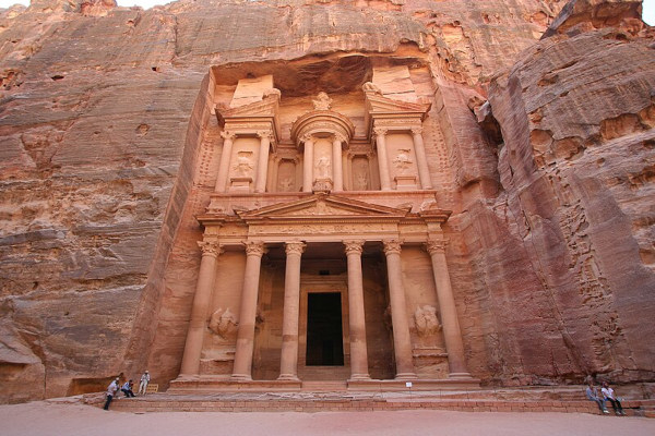 Petra, localizada na Jordânia, uma as 7 maravilhas do mundo moderno.