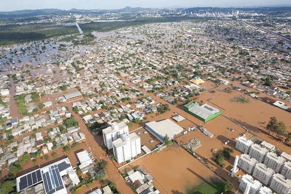 Foto aérea das cidades de Cidades de São Leopoldo e Novo Hamburgo alagadas pelas chuvas no Rio Grande do Sul. [1]