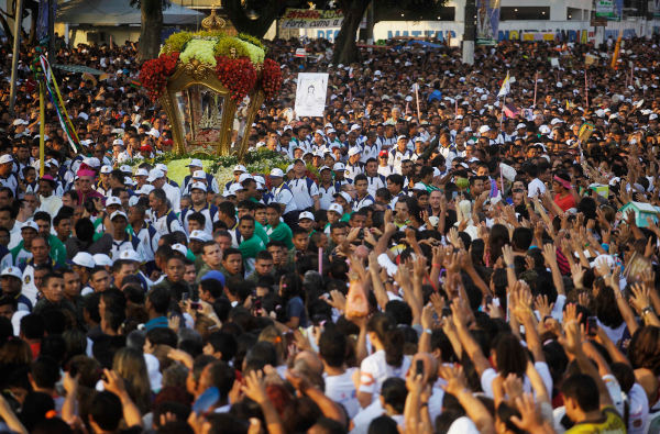 Multidão de fiéis no Círio de Nazaré, uma das maiores expressões do catolicismo no Brasil.