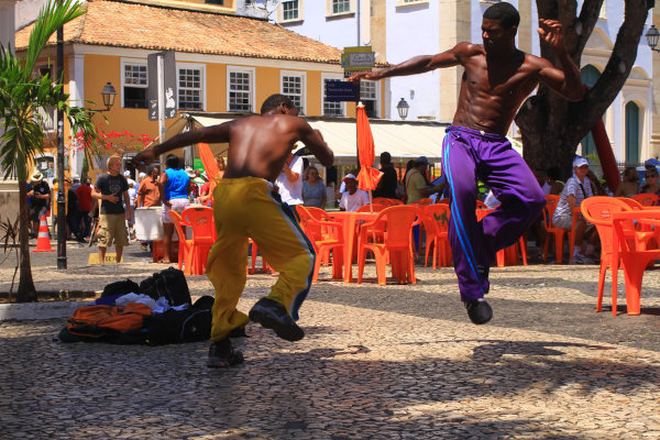 dois homens jogando capoeira, uma expressão da cultura afro-brasileira.