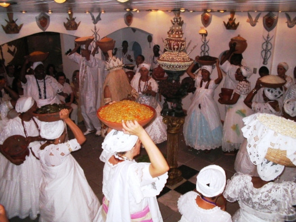 Pessoas dançando em um ritual do candomblé.