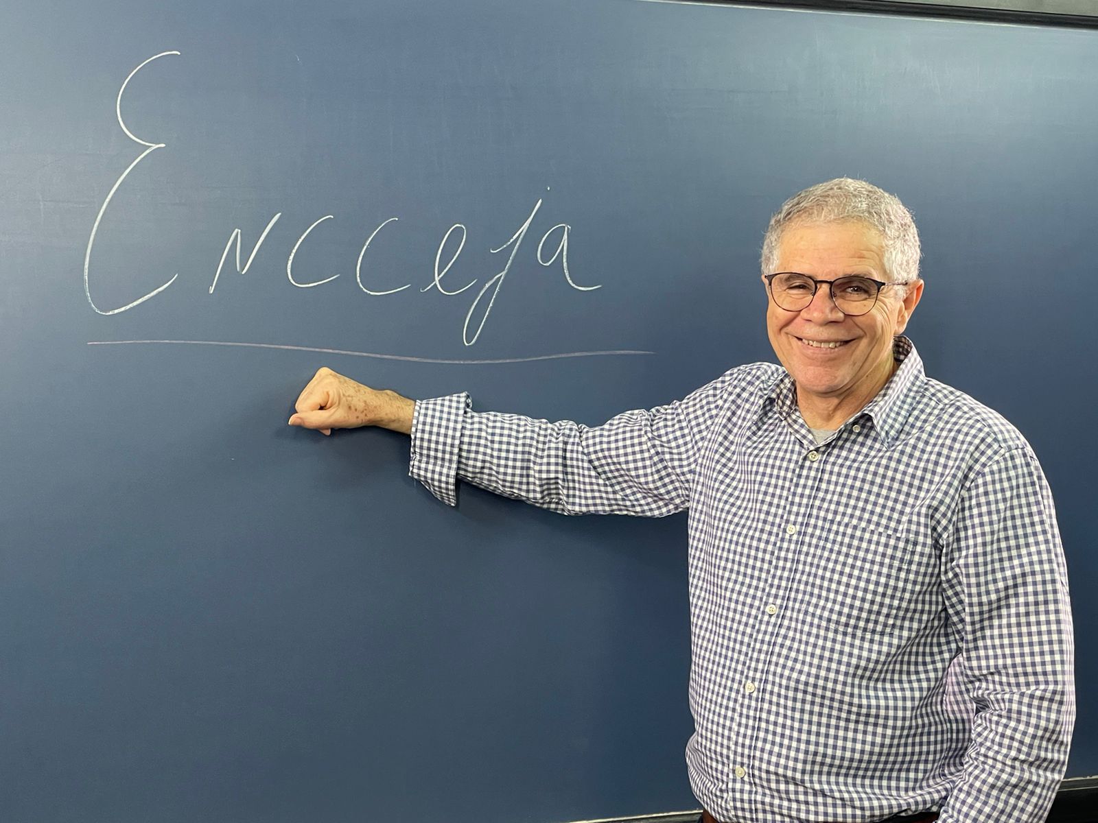 Professor João Vanney é um homem idoso branco de cabelos grisalhos