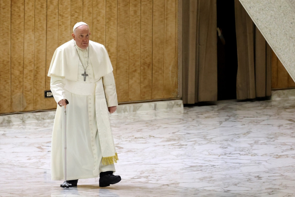 Fotografia de papa Francisco caminhando, o papa que fez um voto de pobreza e que, por isso, vive um estilo de vida simples.