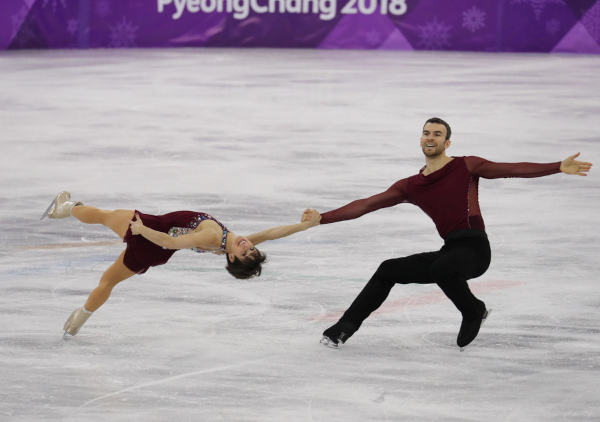 Casal praticando patinação artística, um dos atuais esportes olímpicos.