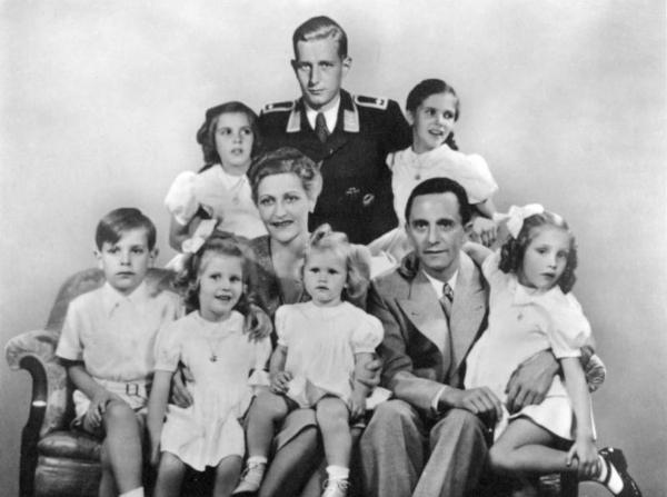 Joseph Goebbels e Magda Goebbels reunidos com seus seis filhos e com Harald Quandt, filho apenas de Magda.