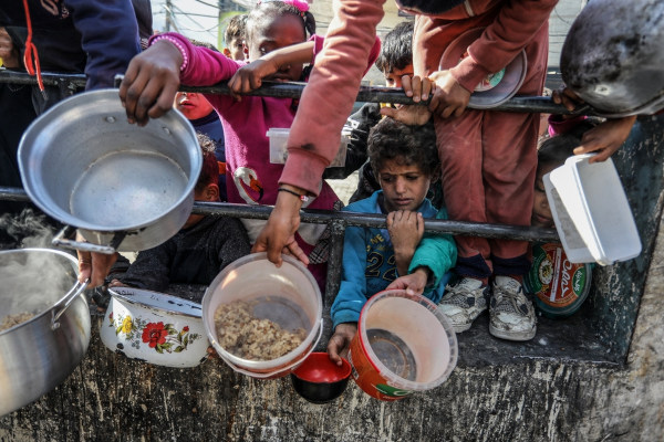 Crianças pedindo comida em Gaza, em texto sobre necropolítica.