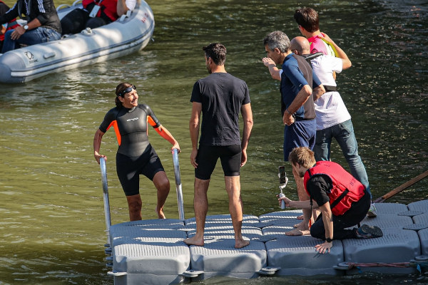 Registro da prefeita de Paris nadando no Rio Sena para atestar qualidade da água.