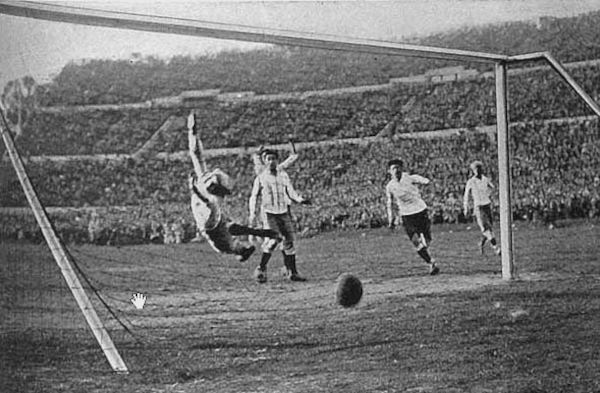 Partida na primeira Copa do Mundo de Futebol Masculino, evento no qual já existiam algumas regras do futebol. 