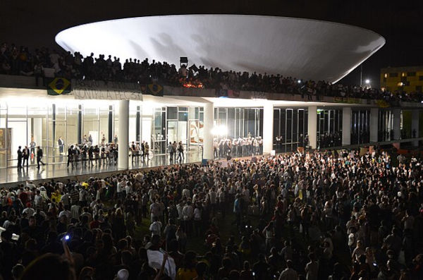 Protesto em 17 de junho de 2013, no Congresso Nacional, em Brasília, durante o primeiro mandato do governo Dilma Rousseff.