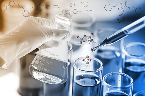 Químico manipulando compostos orgânicos, uma alusão à Química Orgânica.