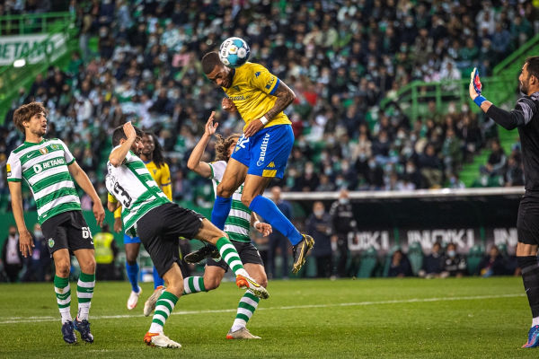 Jogadores em partida de futebol, uma alusão às faltas, uma das regras mais conhecidas do futebol.