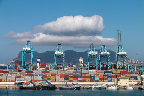 Navios, contêineres e guindastes no porto comercial de Algeciras, no estreito de Gibraltar.