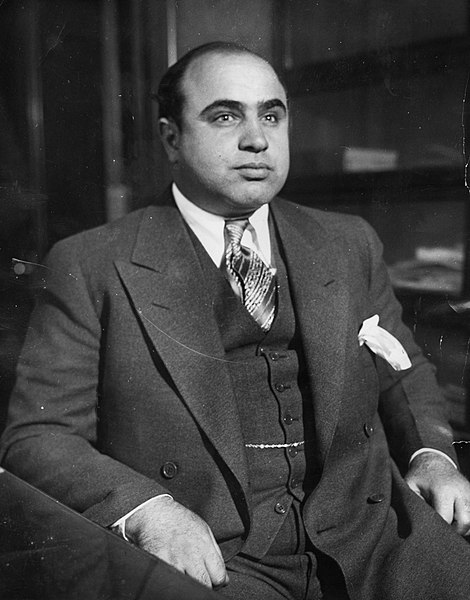 Al Capone, o famoso mafioso ítalo-americano que ficou conhecido por praticar lavagem de dinheiro.