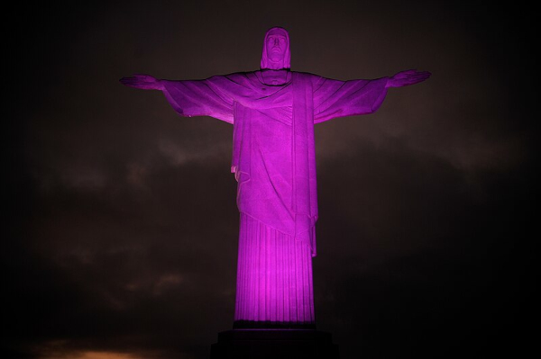 Cristo Redentor com iluminação rosa devido ao Outubro Rosa.