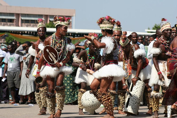 Tradicional dança nigeriana, parte importante da cultura e da história da África.