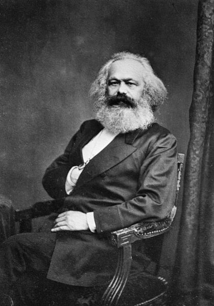 Fotografia de Karl Marx, o pensador que desenvolveu a teoria da mais-valia.