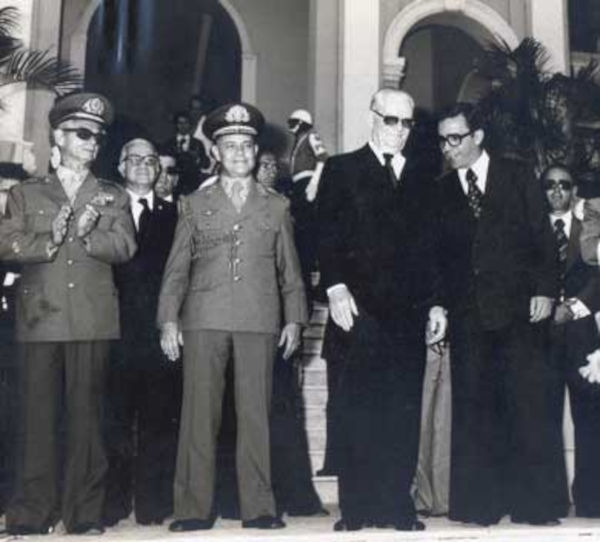 O presidente Ernesto Geisel (de óculos escuros) ao lado de militares do seu governo.