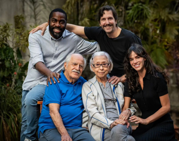 Foto de Fernanda Montenegro sentada ao lado de Lázaro Ramos, de Ary Fontoura, de Bruna Marquezine e de Vladimir Brichta.