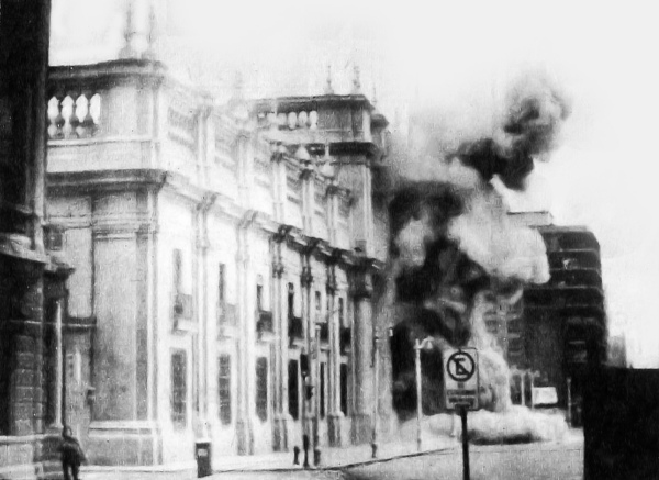 Bombardeio durante o golpe militar de 1973 no Chile, o qual derrubou Allende.[1]