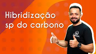 Título "Hibridização sp do carbono" escrito em fundo laranja ao lado do professor.