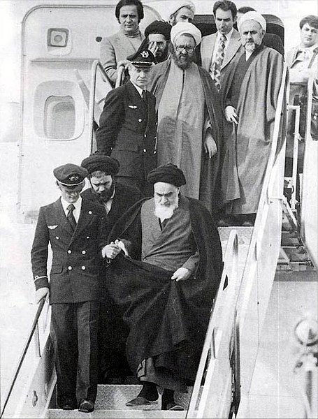 Aiatolá Khomeini voltando do exílio no contexto da Revolução Islâmica do Irã.