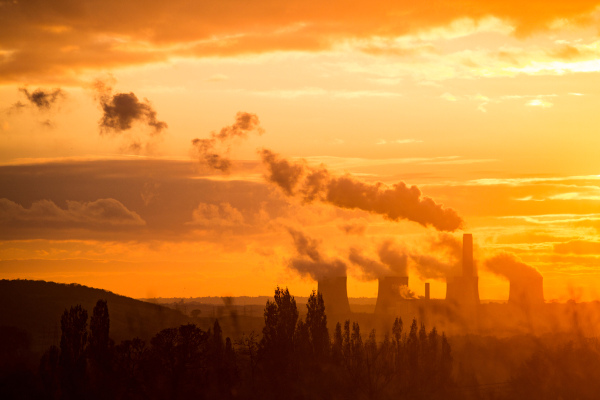 Paisagem oriunda da crise climática: cenário amarelado e com fumaça de poluição.