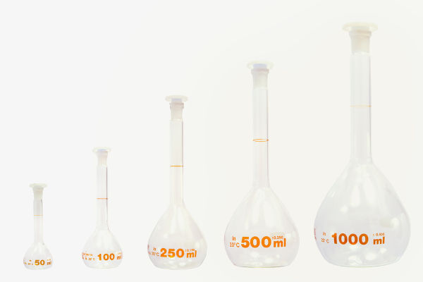 Balões volumétricos de diferentes volumes, exemplos de vidrarias de laboratório.