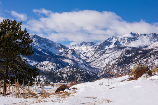 Paisagem nevada nas Montanhas Rochosas, cordilheira na América do Norte.