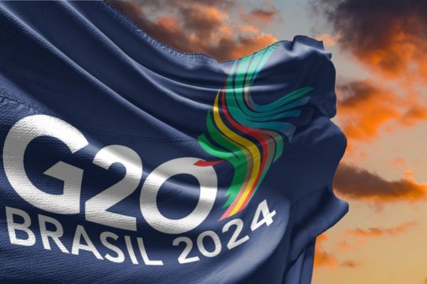 Símbolo do G20 do Rio de Janeiro com pôr do sol ao fundo.