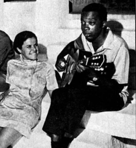 Fotografia de Milton Nascimento e de Elis Regina.