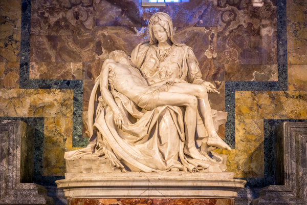 A Pietá, de Michelangelo, uma das esculturas mais famosas que retratam Maria.[2]