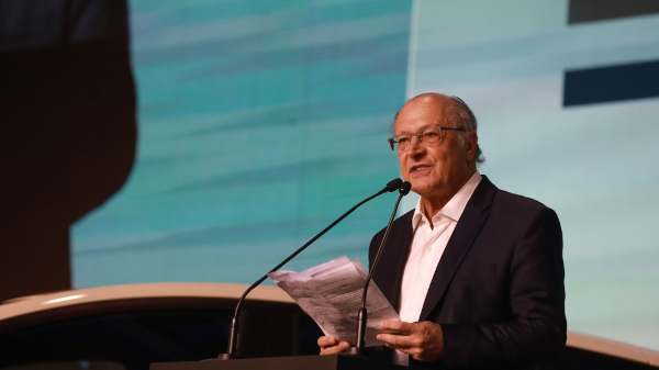 Geraldo Alckmin, o vice-presidente do Brasil, fazendo um discurso.