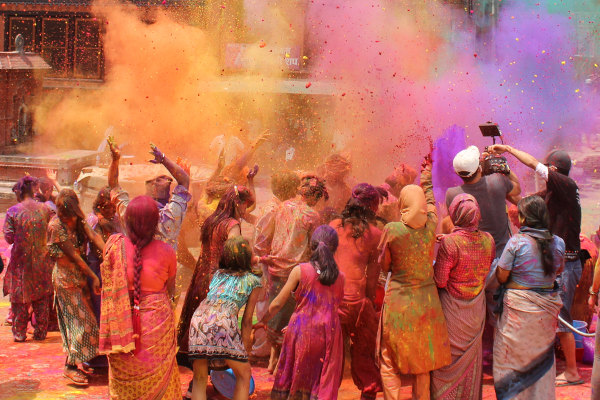 Festival de Holi, no Nepal, um exemplo de identidade cultural.