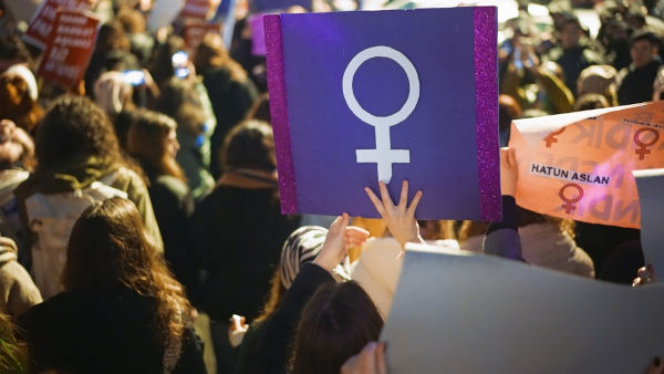 Mulheres em um movimento feminista, movimento que tem lutado pelo fim do patriarcado.