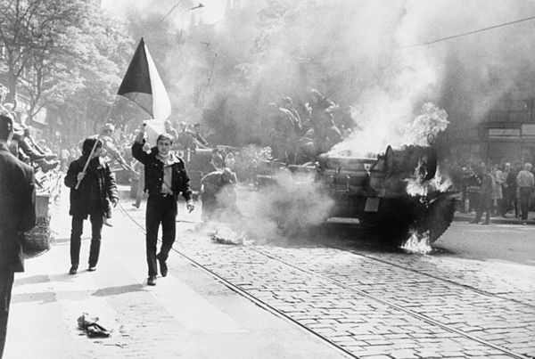 Protesto contra a invasão soviética no contexto da Primavera de Praga.