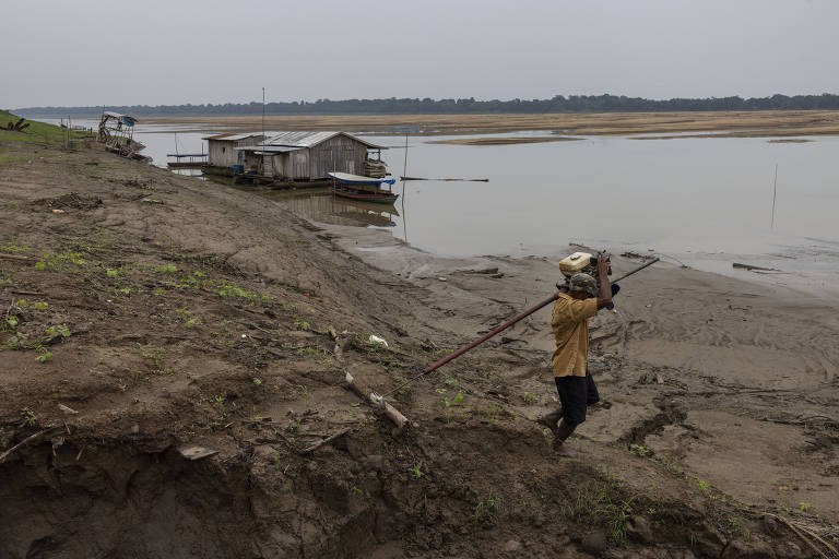 Rio Solimões durante seca em 2024