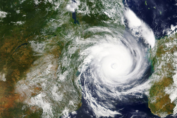 Vista aérea da formação de um ciclone, um exemplo de fenômeno natural.