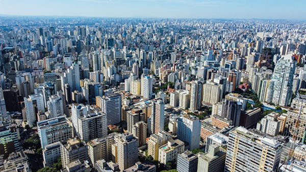 Vista aérea de adensamento de moradias em zona urbana.