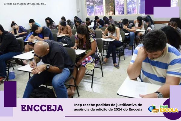 Candidatos em sala de aplicação da prova do Encceja