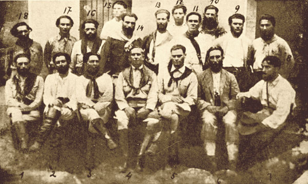 Na foto, Miguel Costa (4) aparece ao lado de Luís Carlos Prestes (3) e de outros membros da Coluna Prestes.