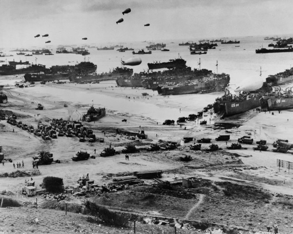 Soldados alemães marcham sobre Paris ocupada, 1940. Desembarque de tropas aliadas durante a Operação Overlord.