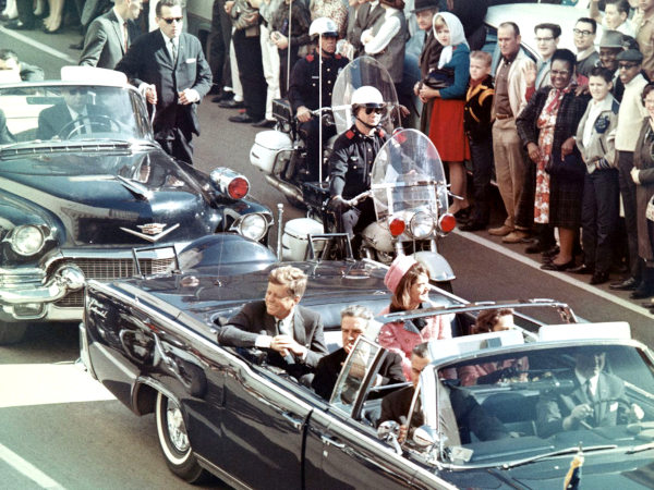 Presidente estadunidense John F. Kennedy momentos antes de seu assassinato nos anos 60.